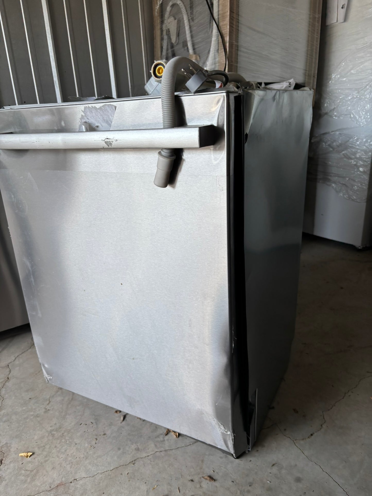 Bosch 500 Series Top Control Pocket Handle Dishwasher, Stainless Steel Tub, PureDry Technology, Ultra Quiet 44 dBa Scratch & Dent WCA225 - SHP65CC5UC