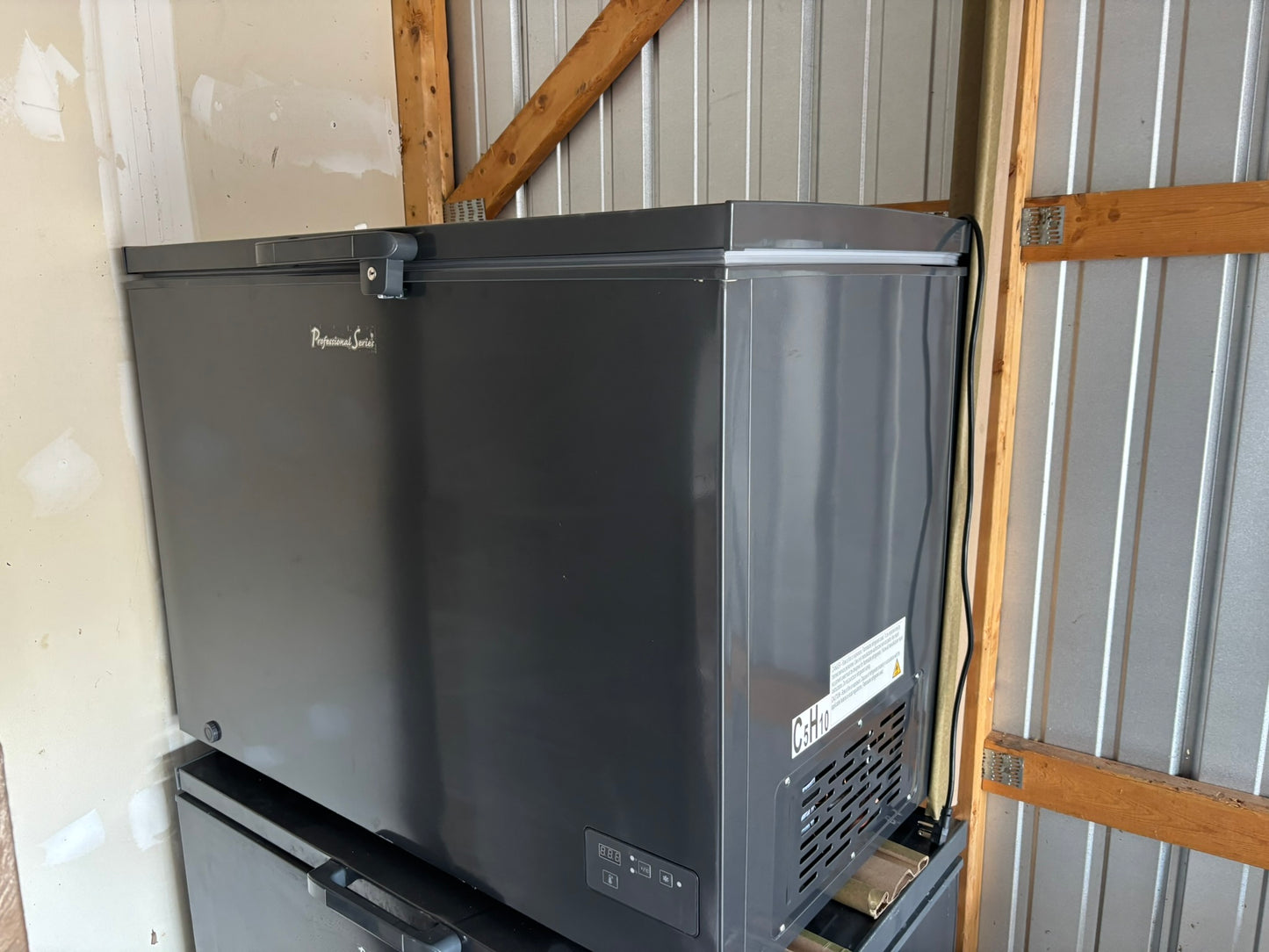 Professional Series Garage Ready 10.0 cu. ft. Chest Freezer - Scratch & Dent WCA234 - PS-CFR102-I6A