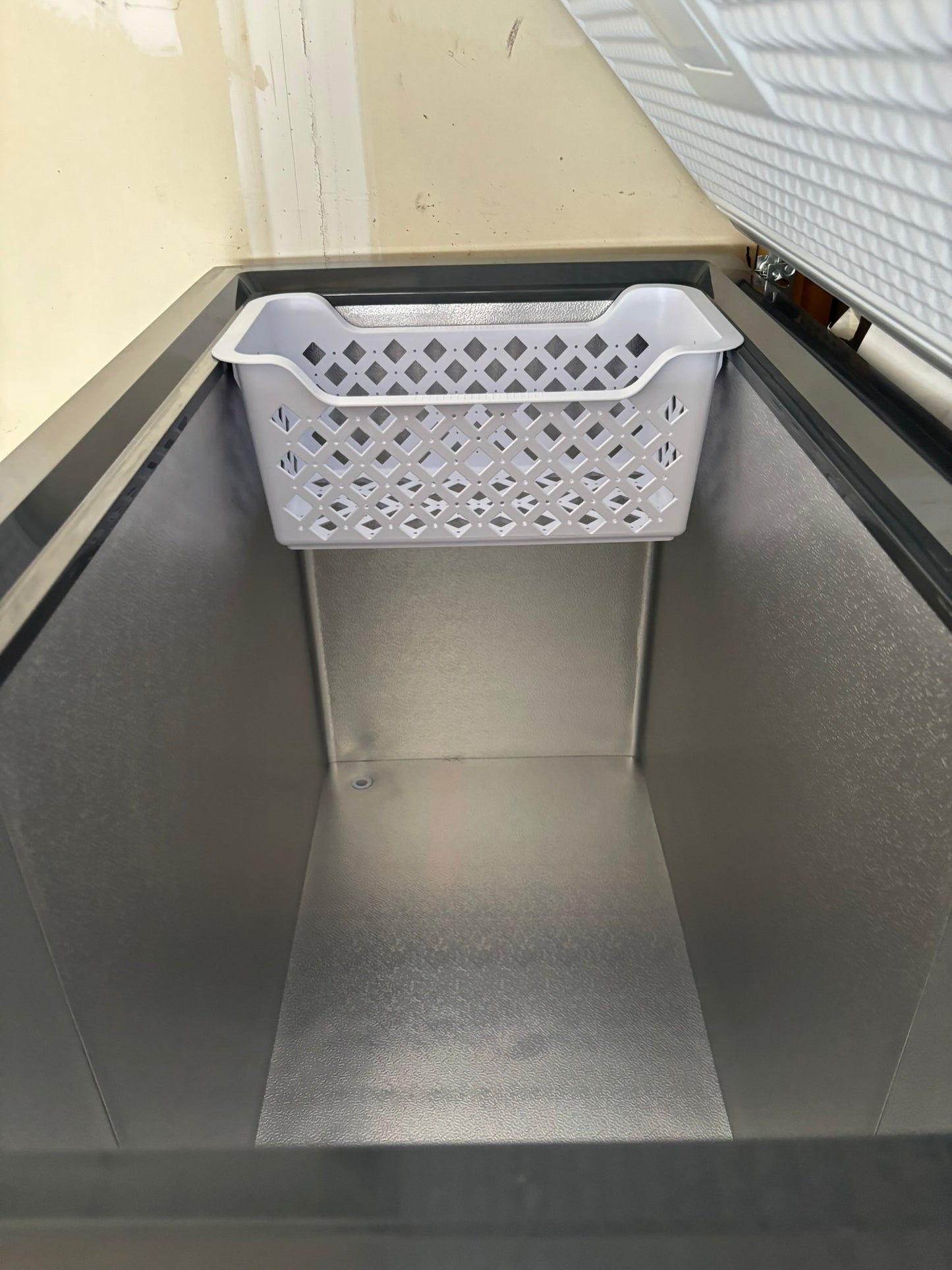 Professional Series Garage Ready 10.0 cu. ft. Chest Freezer - Scratch & Dent WCA234 - PS-CFR102-I6A