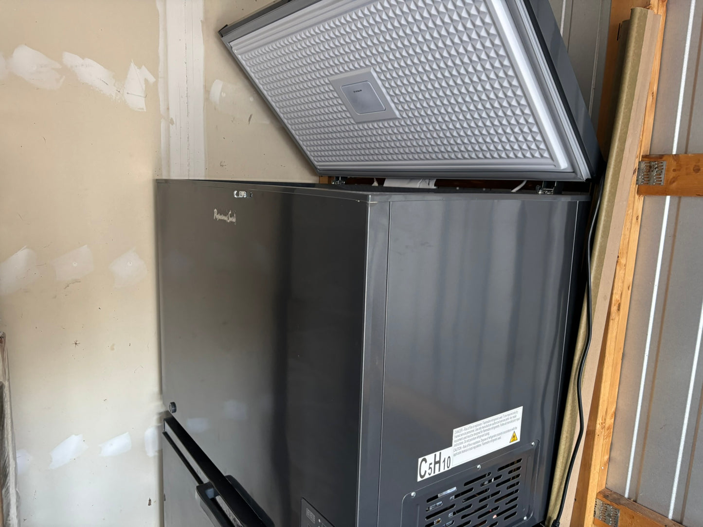 Professional Series Garage Ready 10.0 cu. ft. Chest Freezer - Scratch & Dent WCA234 - PS-CFR102-I6A